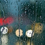 雨中漫步：微软发布《雨中城市》Windows 10免费高清壁纸包